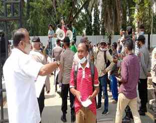 Ketgam ; ratusan butuh pelabuhan Kendari wawonii saat menggelar aksi UNRAS di kantor DPRD Prov Sultra