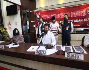 Dir Reskrimum Polda Kepri Kombes Pol Arie Dharmanto, S.Sos., S.Ik. saat menggelar komprensi pers / foto istimewa 