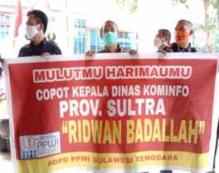 Ketgam ; Massa PPWI saat menggelar aksi di Kantor DPR Prov Sultra 