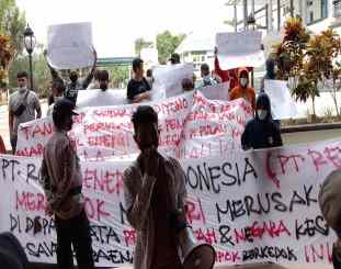 Ketgam ; Foto aksi di DPR 