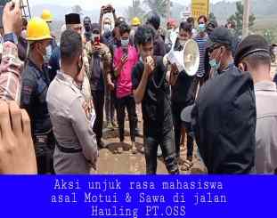 Ketgam ; foto massa aksi saat menggelar unjuk rasa 