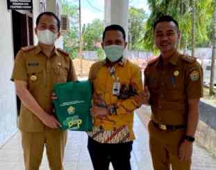 Ketgam : Dirut Bank Sultra saat mengunjungi DPM PTSP / foto HND 