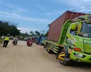 Kendaraan yang tertahan akibat adanya pemblokadean jalan simpang desa Besu kecamatan Morosi 