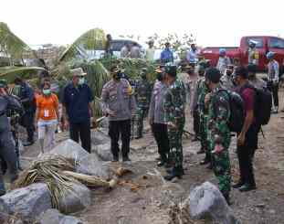 Panglima TNI Marsekal Hadi Tjahjanto dan Kapolri Jenderal Polisi Listyo Sigit Prabowo meninjau lokasi bencana banjir bandang dan tanah longsor di NTT