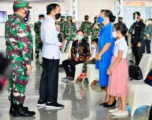 Presiden Joko Widodo bersilaturahmi bersama para perwakilan keluarga awak Nanggala 402 di Hanggar Lanudal Juanda Sidoarjo