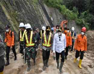 Panglima Komando Daerah Militer I/Bukit Barisan Mayjen TNI Hassanudin, S.I.P., M.M bersama rombongan saat meninjau lokasi 