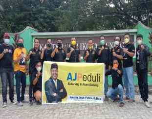 Ketgam : foto bersama AJP dan Tim usai membagikan takjil ke warga dan pengguna jalan 