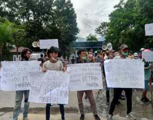 Ketgam : Foto Massa Saat Berunjuk rasa 