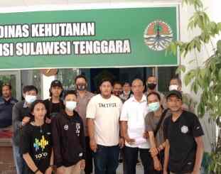 Ketgam : foto bersama usai menggelar aksi unjuk rasa di kantor dinas kehutanan prov Sultra 