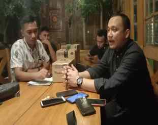 Ketgam : Muhammad Ikram Pelesa saat menggelar Konferensi Pers 