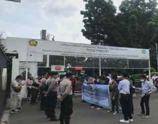 Ketgam : Massa aksi Ampuh Sultra saat berunjukrasa di kantor Dirjen Minerba 