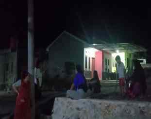 Warga BTN Grand Park Puuwatu yang lari keluar rumah untuk menyelamatkan diri 