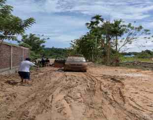 Jalan menuju puskesman Morosi yang rusak akibat adanya penimbunan 
