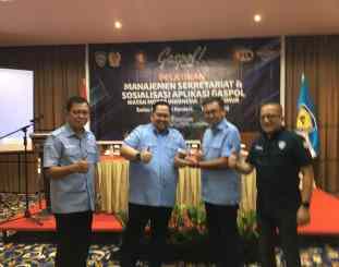 Ketua IMI Sultra Anton Timbang (tengah)