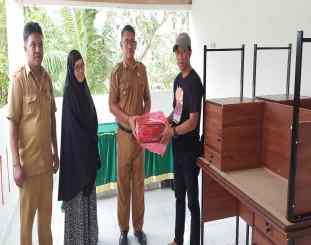 Liaison Officer (LO) Nanang saat menyerahkan bantuan 