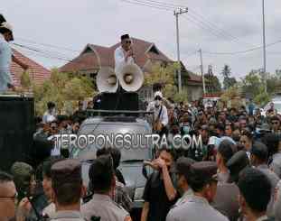 Ketgam : massa aksi saat melakukan demonstrasi di kantor cabang PT Antam Ubpn Konawe Utara di kota Kendari 