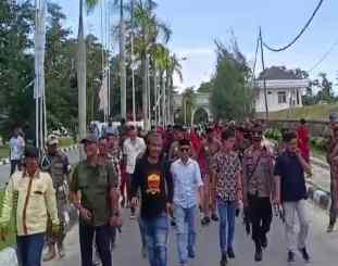 Forum CSR Tamalaki Bersaudara saat menggelar demonstrasi 