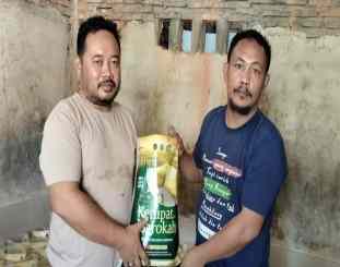 Penyaluran bantuan beras ke warga nelayan 