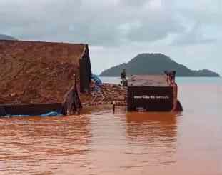 Foto kapal tongkang yang karam di perairan lasolo.konawe Utara 