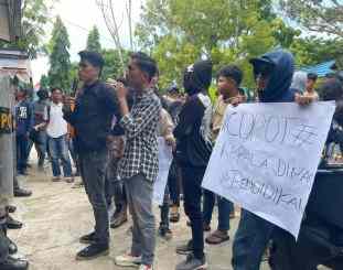 Foto demonstrasi di kantor bupati Bombana 