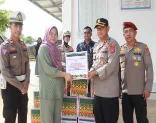 Penyerahan bantuan sosial ke warga 