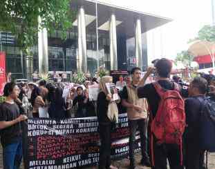 Massa Rumpun Muda Nusantara saat demonstrasi di Kantor KPK RI 