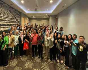 Ketua Kadin Sultra Anton Timbang bersama penari kolosal 