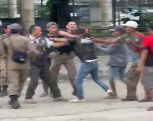 Ketgam : Foto tangkapan Saat Petugas Satpol PP mengeroyok penjual kerupuk 