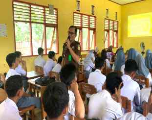KasiPenkum Kejati Sultra Dody SH saat membawakan materi di SMKN 6 Kendari 