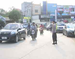  Kapolresta Kendari, Kombes Pol. Eko Widiantoro, S.I.K.,M.H. melakukan pemantauan arus lalu lintas di beberapa titik strategis di kota Kendari.