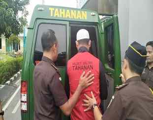 Kepala KUPP Kolaka saat memasuki mobil tahanan Kejati Sultra / Dok Grz 