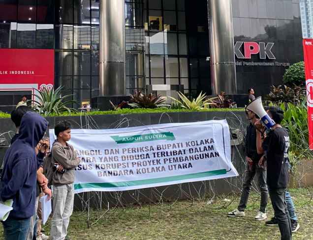 Ampuh Sultra saat demo di kpk 